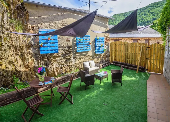 Riverside Rustic Retreat La Omañuela